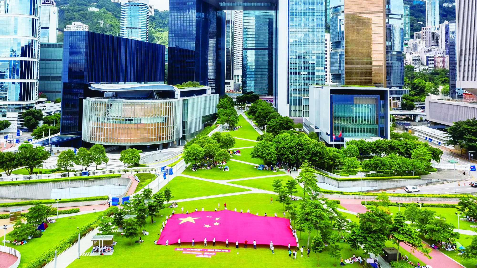正本清源再出發，香港開啓“一國兩制”新征程。圖為2020年6月25日，市民在香港添馬公園展示巨幅國旗（圖：新華社）.JPG