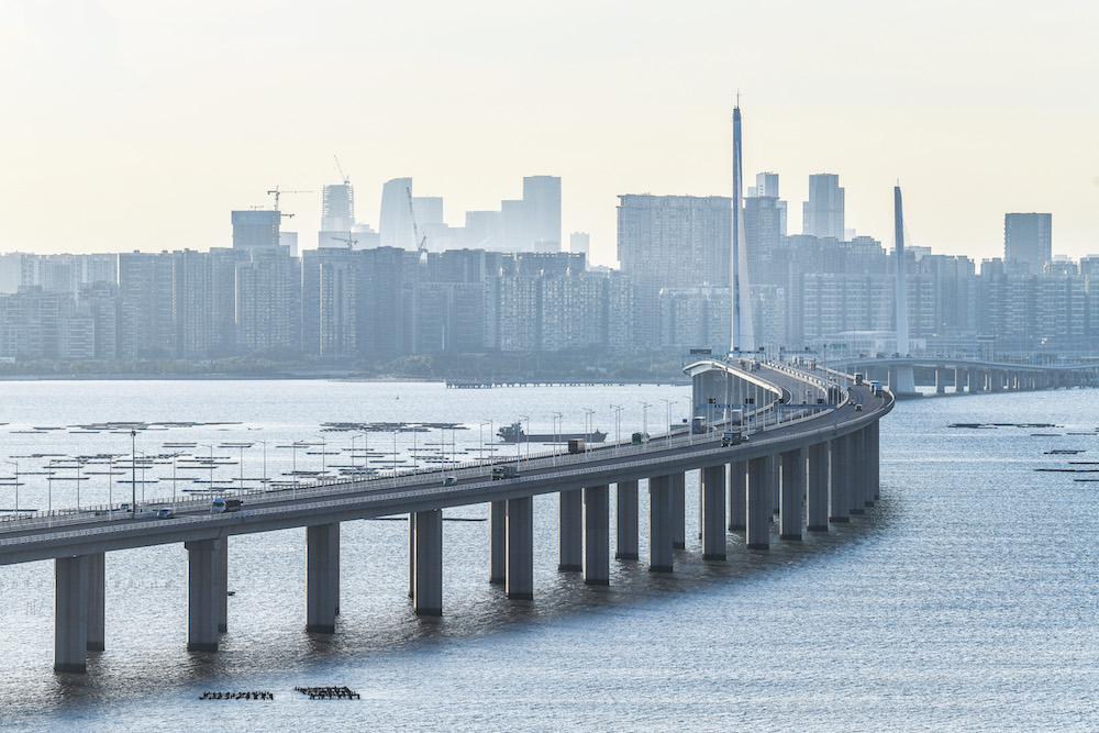 2         施政報告指出，香港應以大灣區發展為切入點，積極成為國內大循環的“參與者”和國際循環的“促成者”。圖為深圳灣公路大橋.jpg
