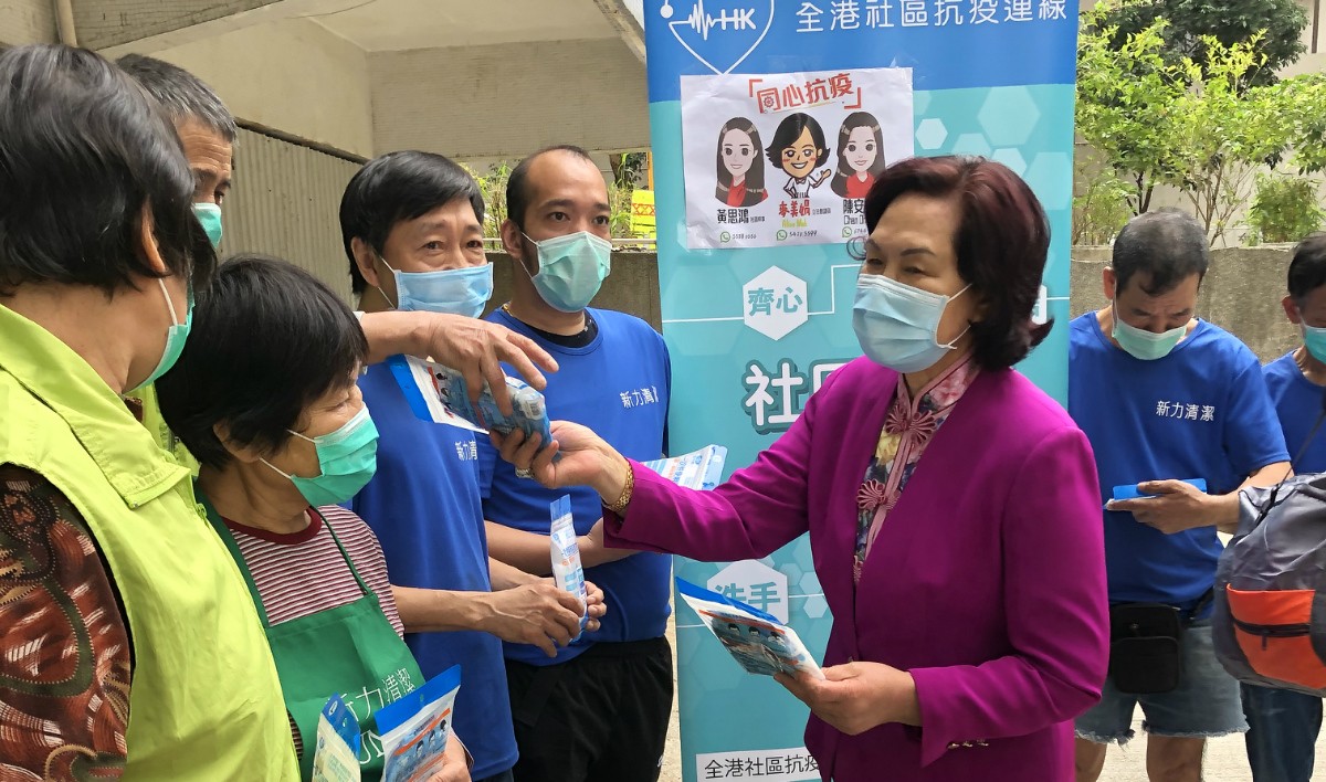 3月8日，楊志紅女士和義工們來到香港大窩口，向社區居民和環衛工人派發口罩.jpg