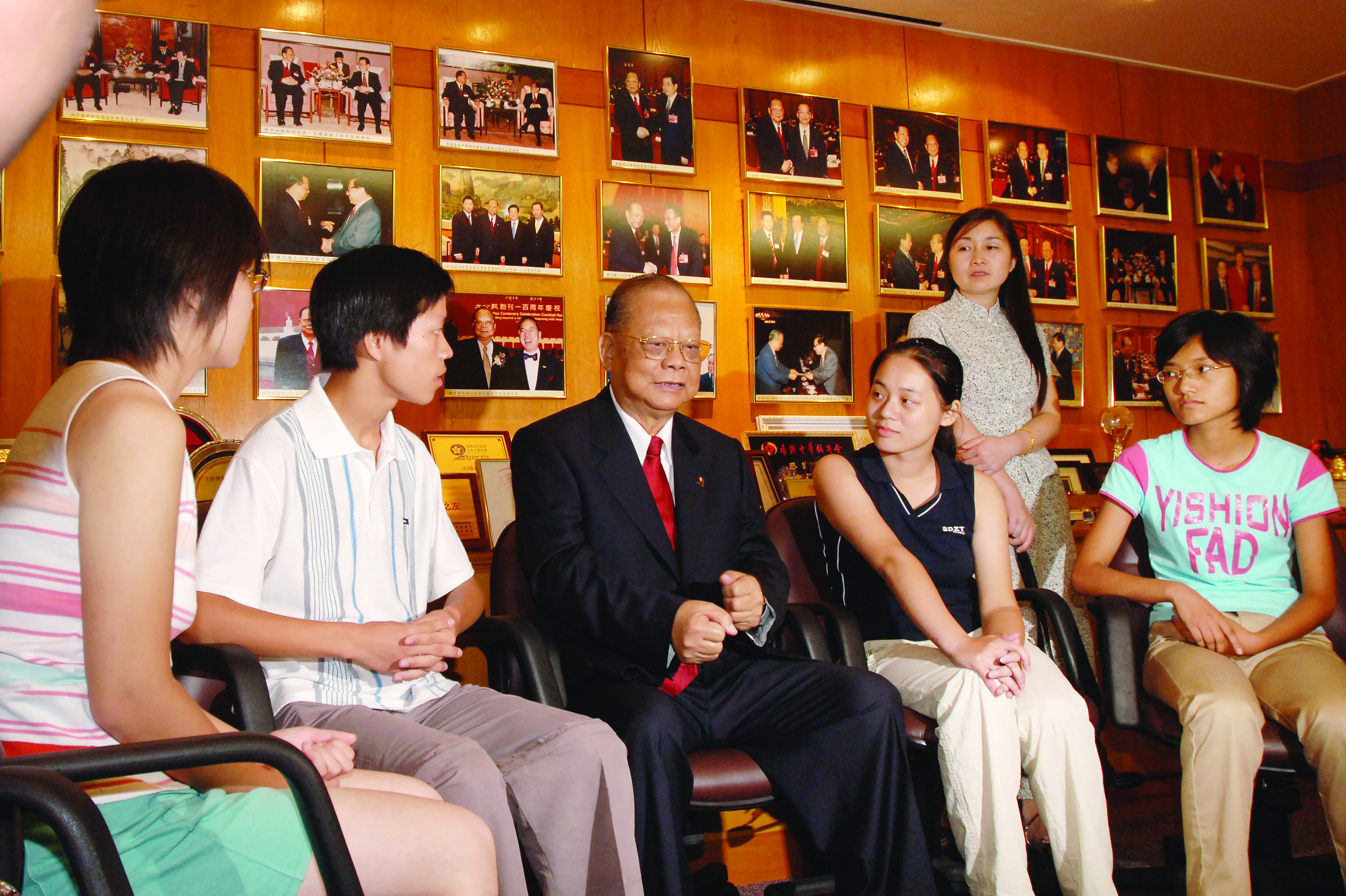 2005年8月17日，曾憲梓與來自河南省代表學生們深切交流（圖：大文集團）.jpg