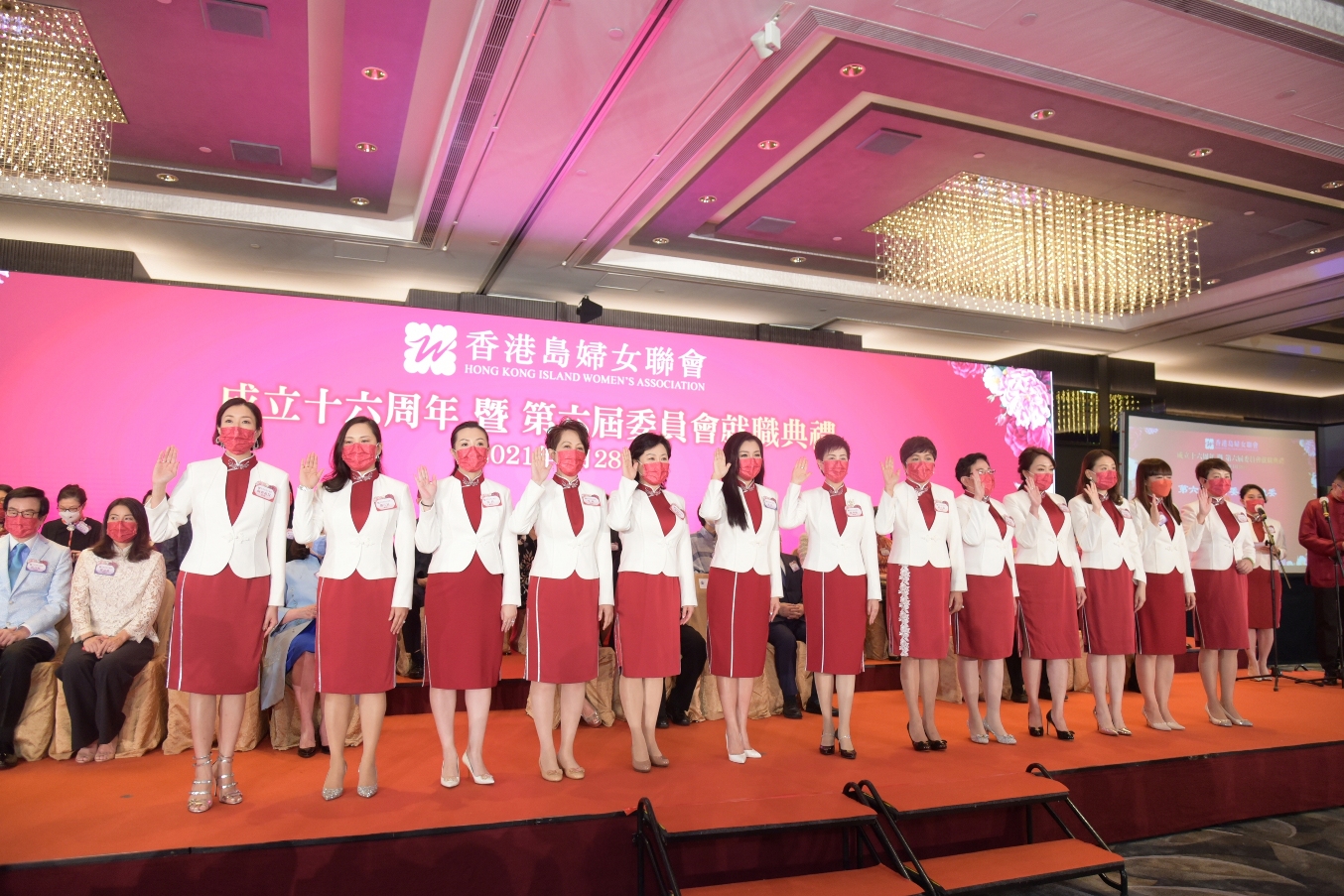 香港岛妇女联会第六届委员会主席金铃女士带领众委员宣辞就任。.JPG