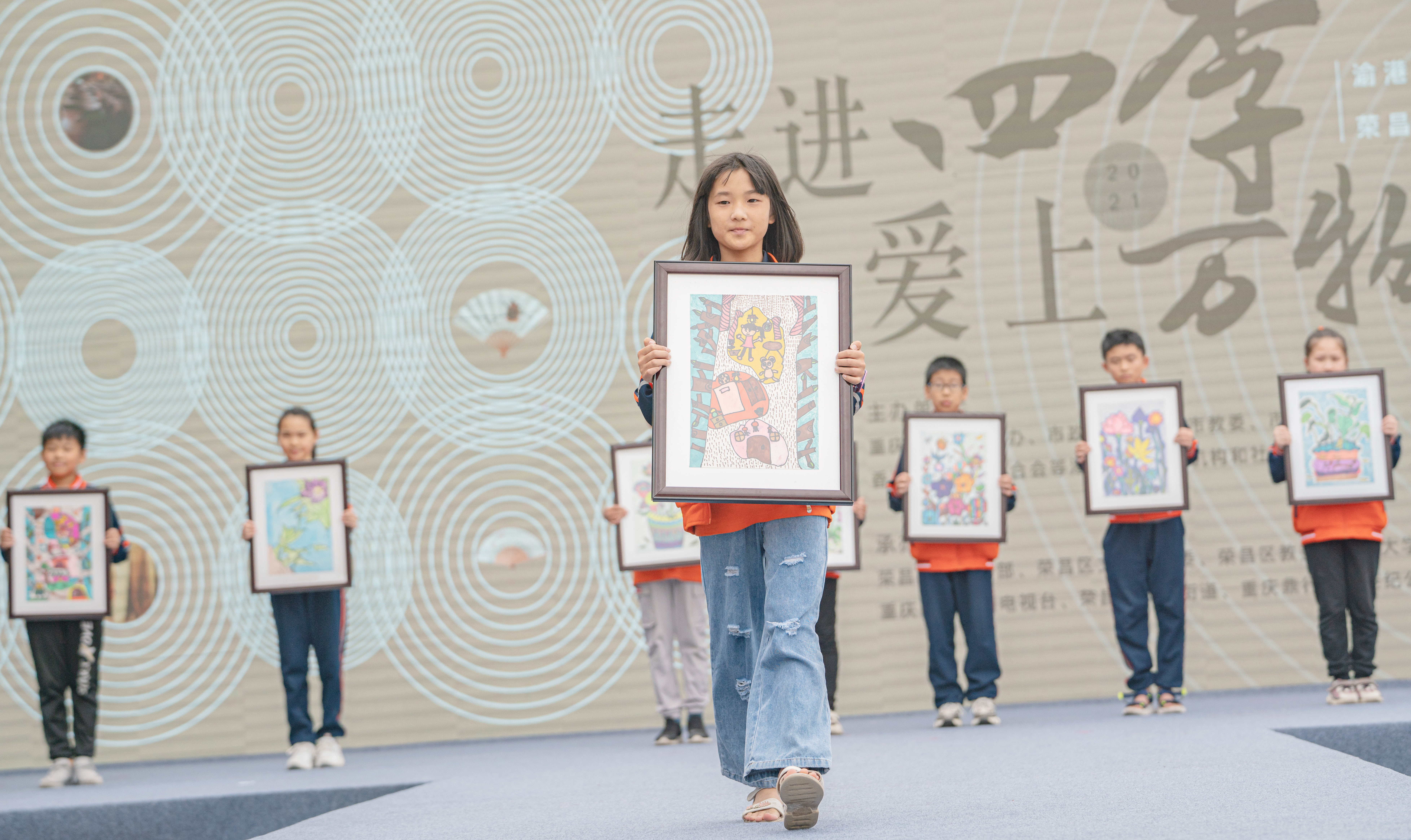 同学们展示自己在夏布上的绘画作品（摄影 崔力）.jpg