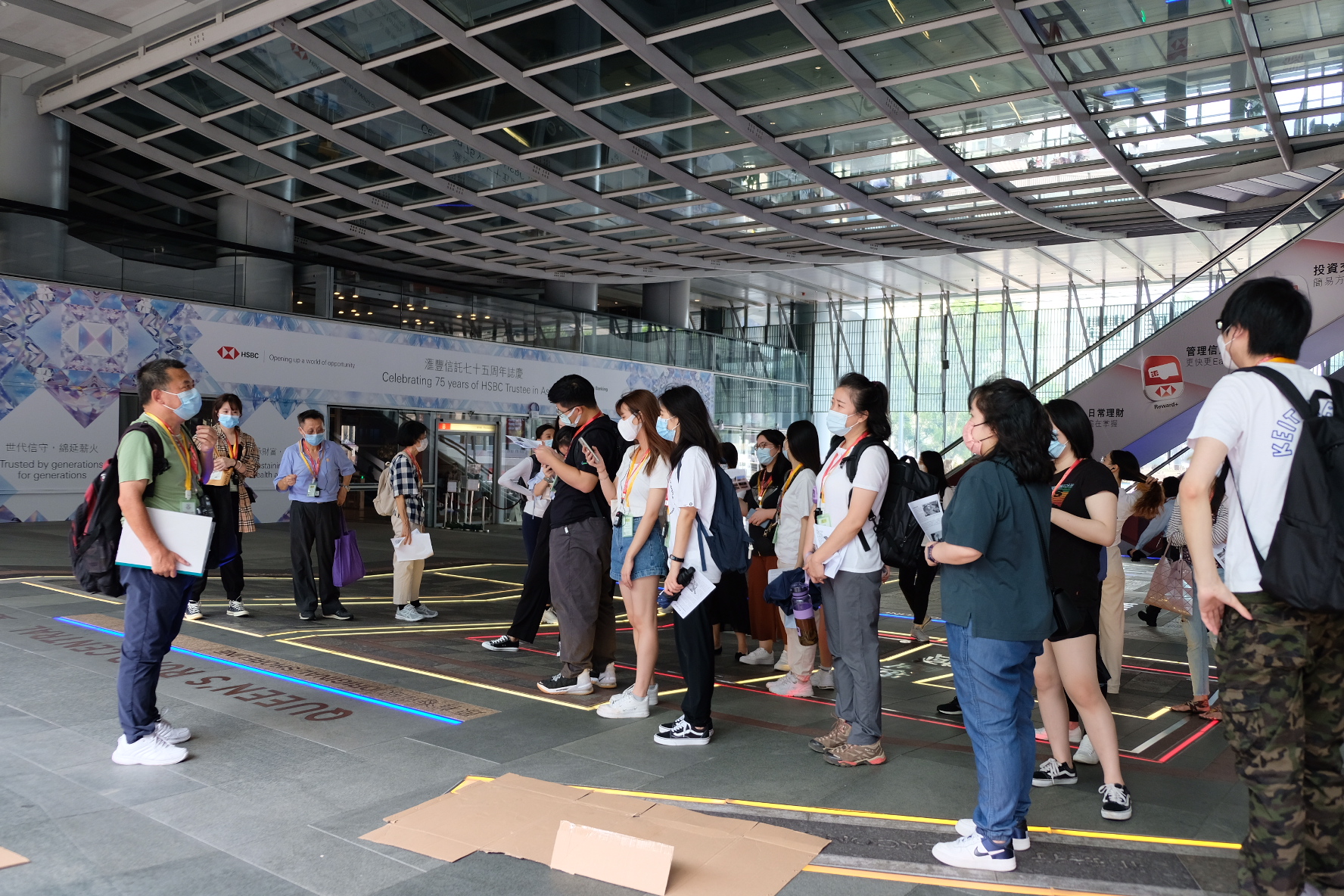 同学们在汇丰银行总行细心聆听其在日占时期历史 (2).jpg