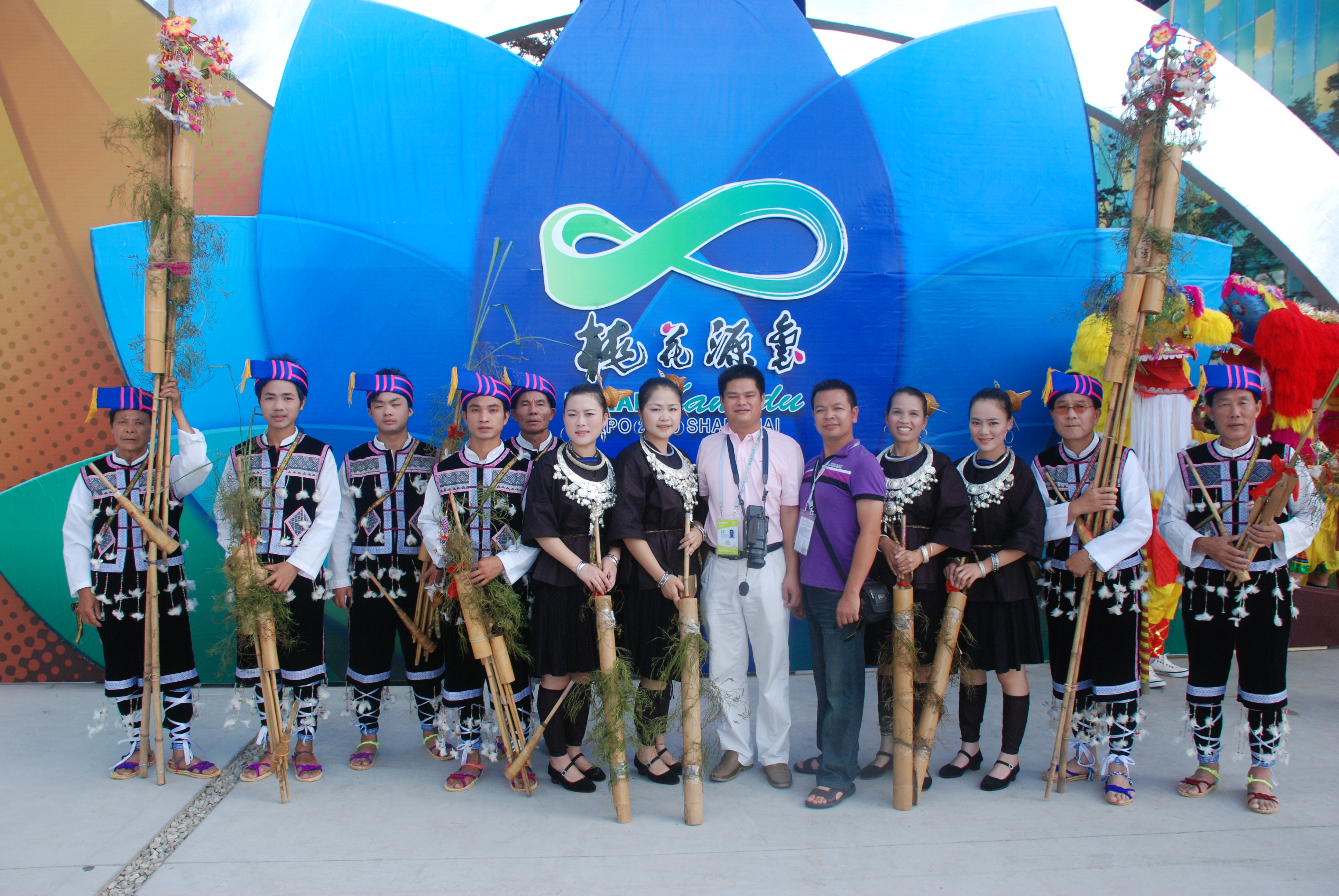 2011年杨建怀带队参加上海世博会演出.jpg