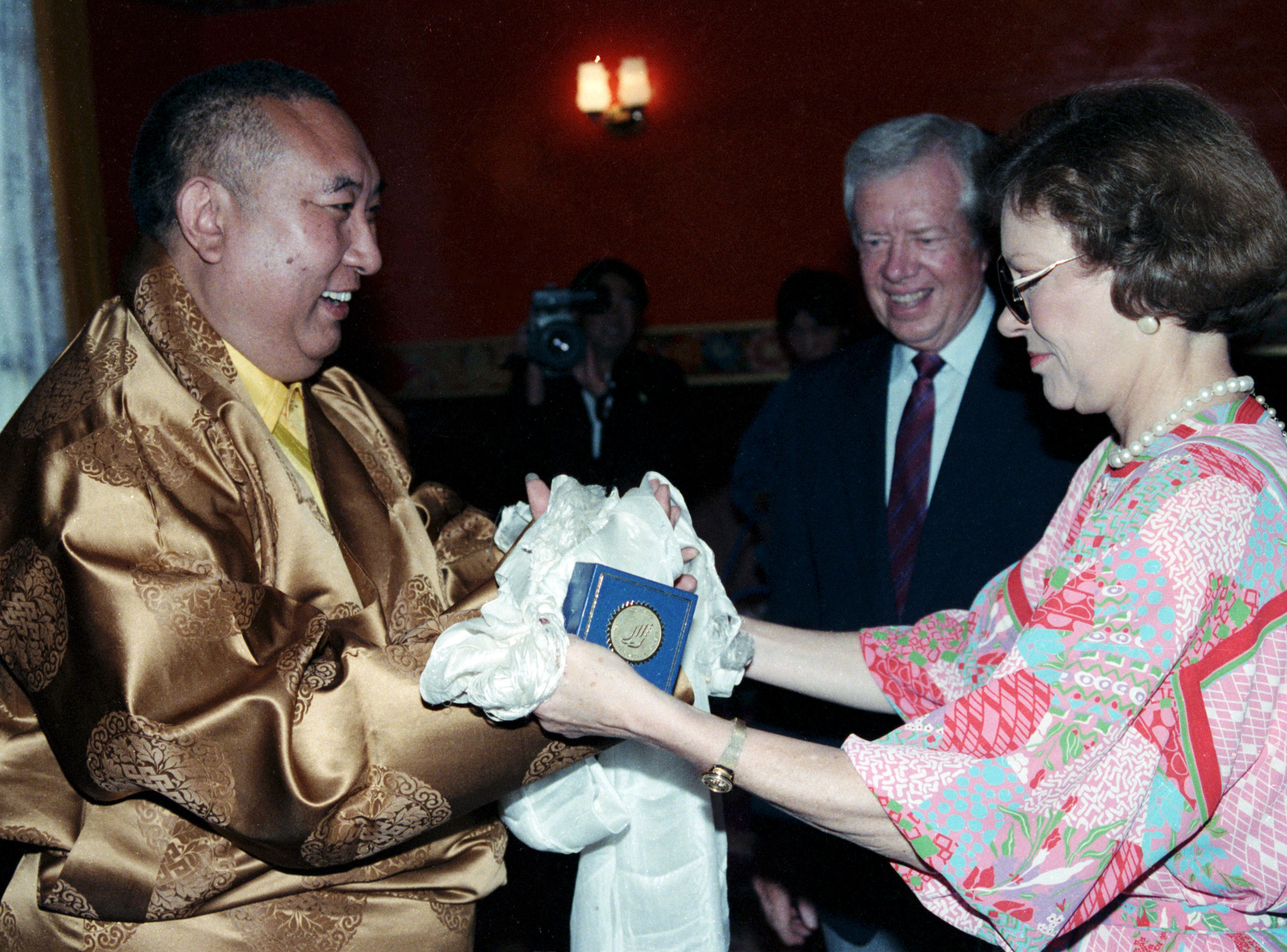 1987年6月27日,正在西藏視察工作的全國人大常委會副委員長十世班禪,在他的拉薩駐地會見美國前總統吉米·卡特一行。圖為十世班禪大師與卡特夫人在相互交換禮品。(唐召明攝).jpg