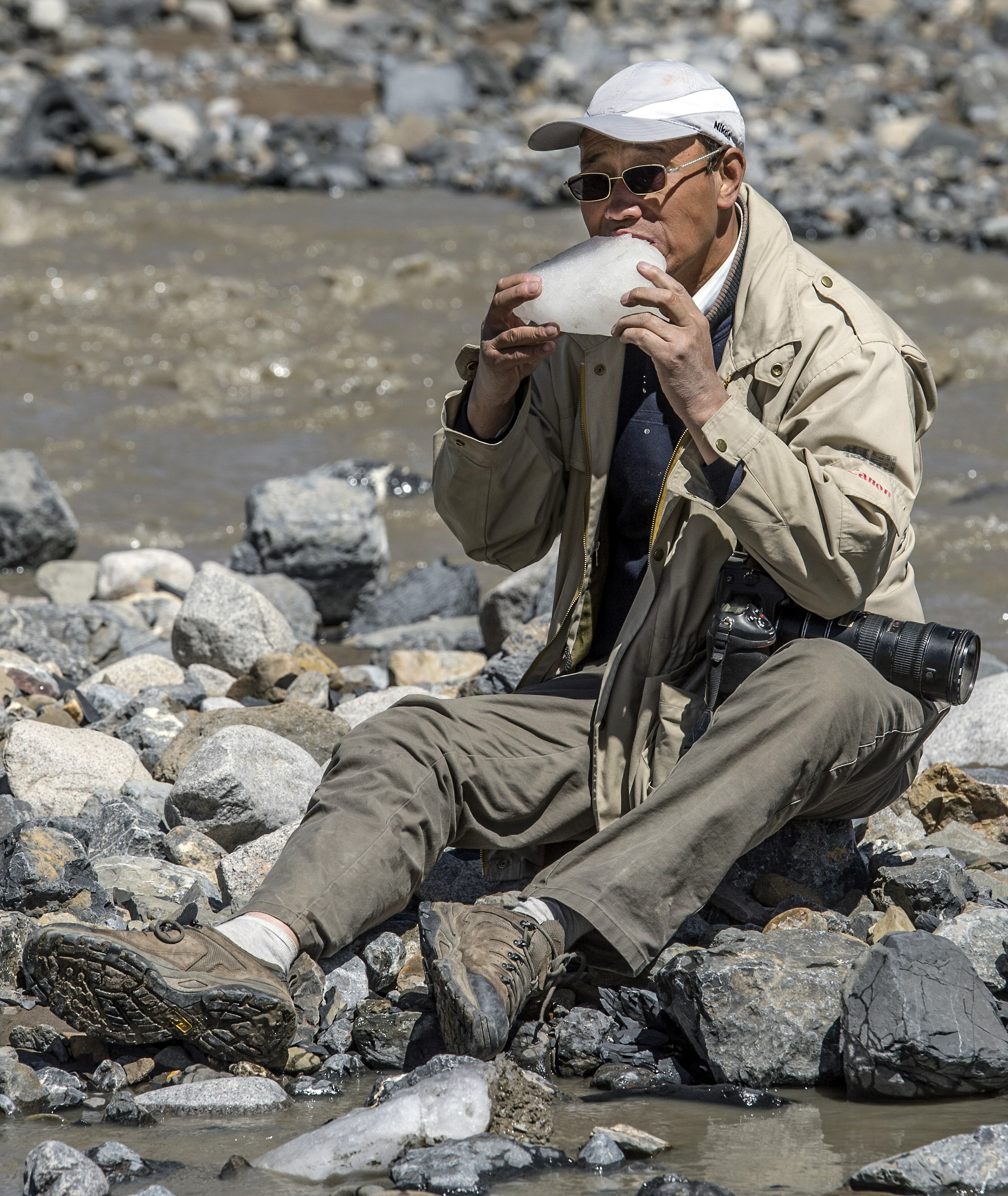 唐召明在拍摄西藏普若岗日冰川中吃冰解渴(洪敏2014年7月15日摄).jpg