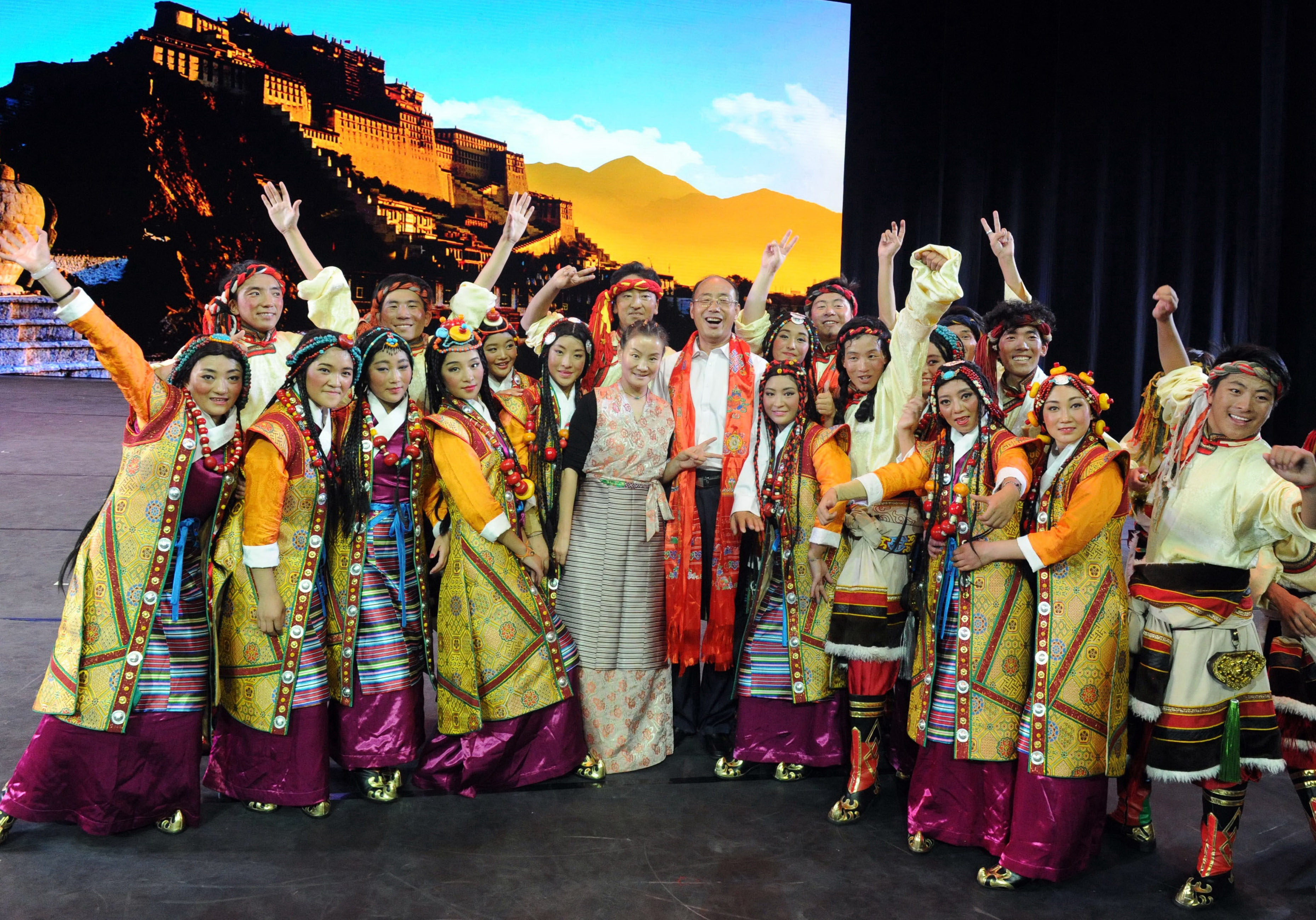 剧中原型唐召明(中)在演出结束后与藏族演员一起在舞台上合影留念(张源2015年10月13日摄).jpg