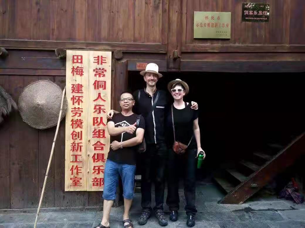 杨建怀接待探访非常侗人乐队的外宾.jpg