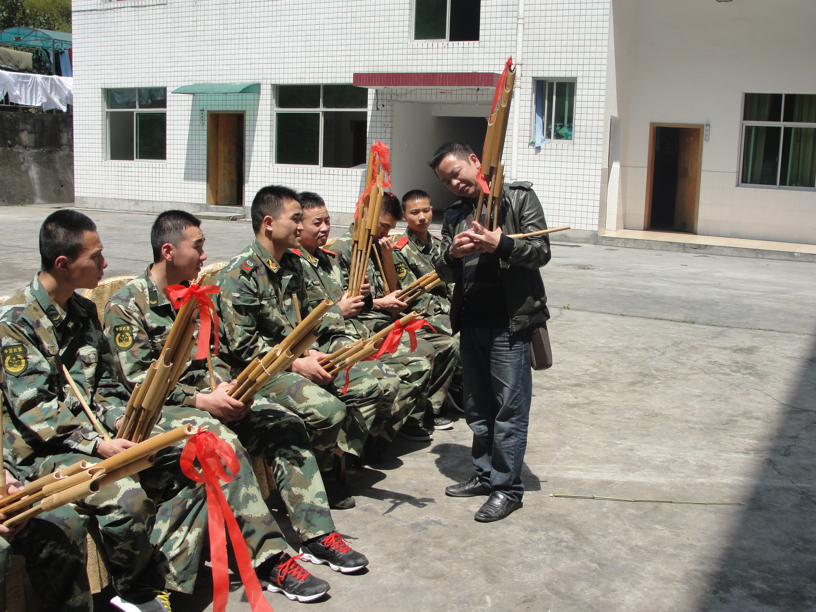 杨建怀受邀进军营中传授芦笙技艺丰富官兵生活.jpg