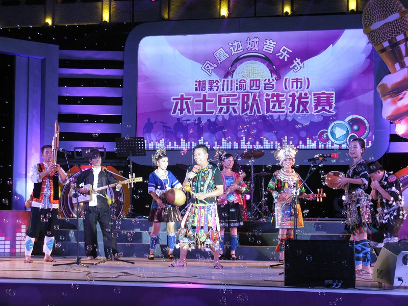 杨建怀带领非常侗人乐队参加音乐节.jpg