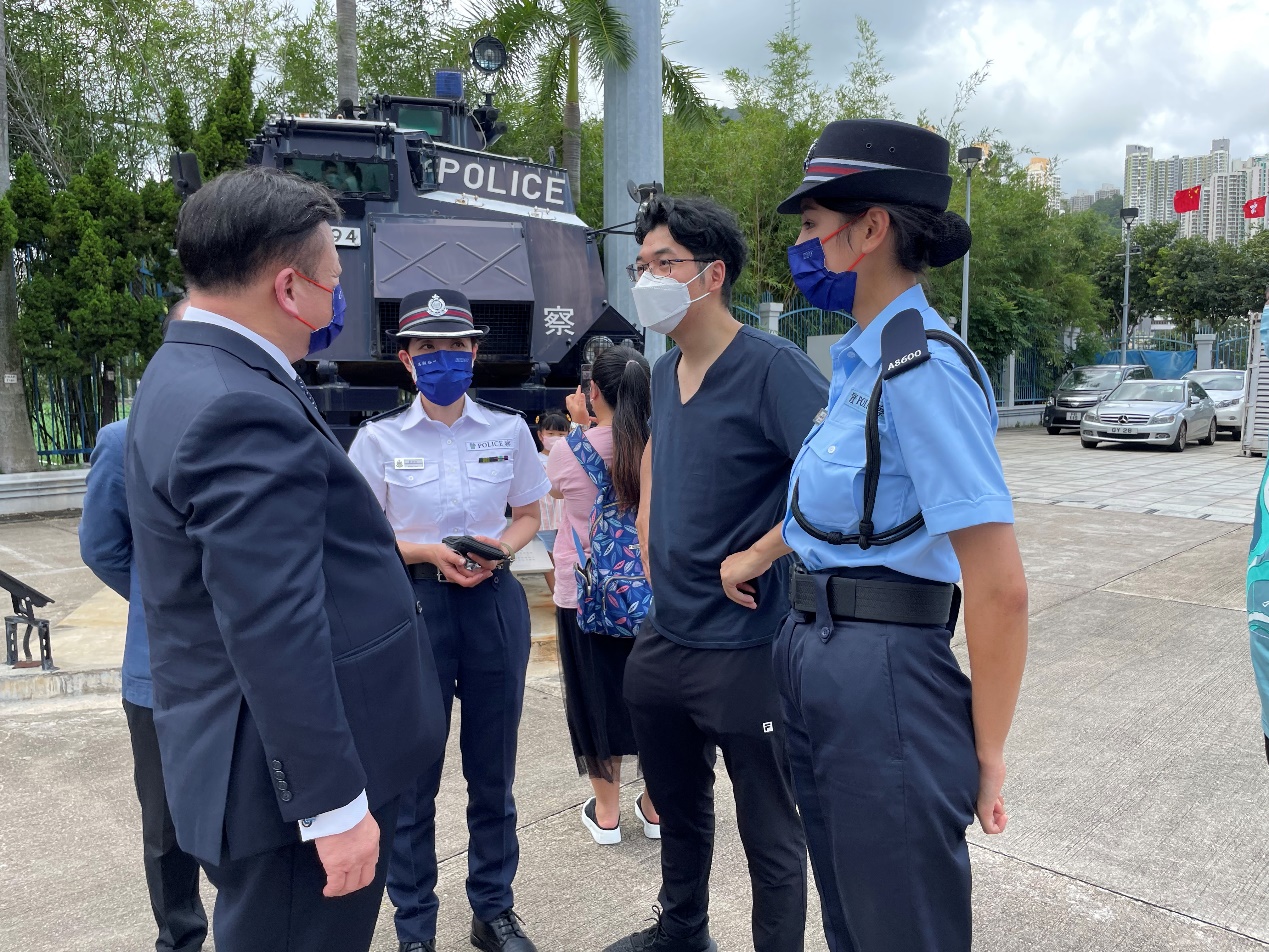 一张含有 个人, 室外, 直立的, 人 的图片

自动产生的描述