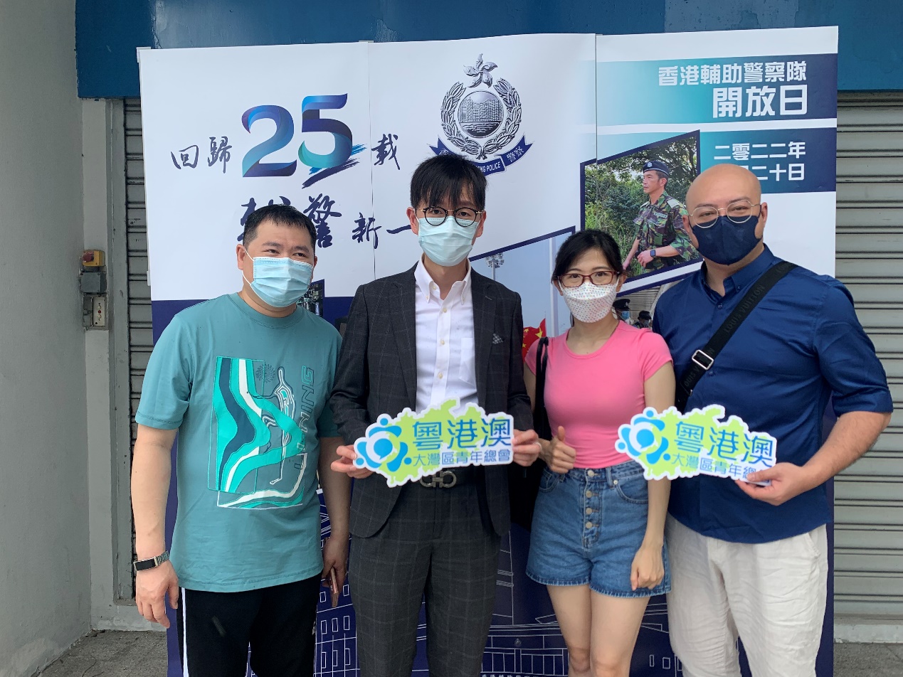 一张含有 文字, 个人, 直立的, 摆姿势 的图片

自动产生的描述