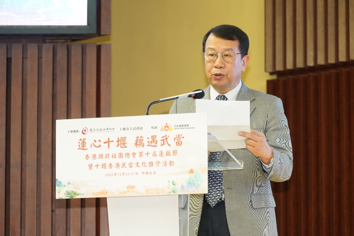 一张含有 服装, 文字, 人的脸孔, 人员 的图片

自动产生的描述