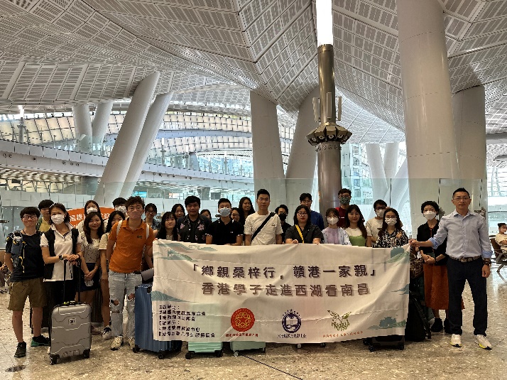 一群人站在建筑前

描述已自动生成
